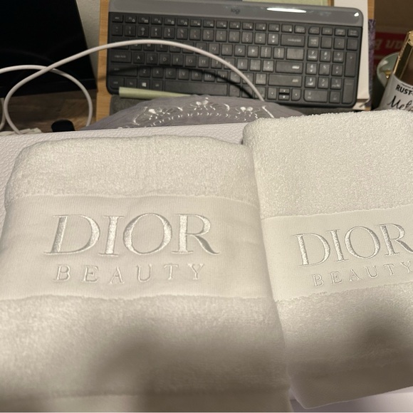 DIOR-“AROUND THE WORLD” VANITY CASE/HAND TOWELS/CAPTURE TOTALE HYALUSHOT & CREAM - Picture 12 of 16
